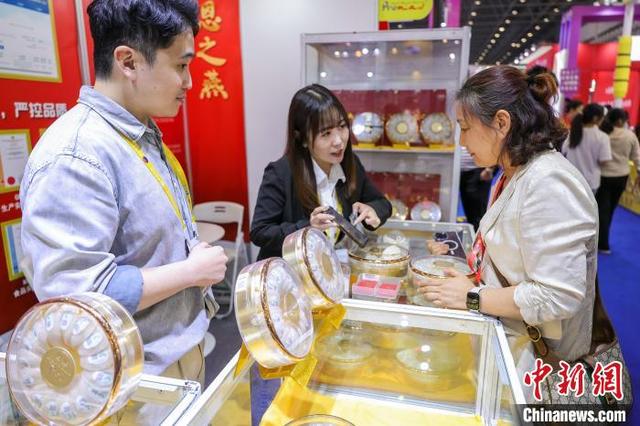 4月14日,海南海口,马来西亚企业展出的燕窝吸引参观者驻足挑选。中新社记者 骆云飞 摄