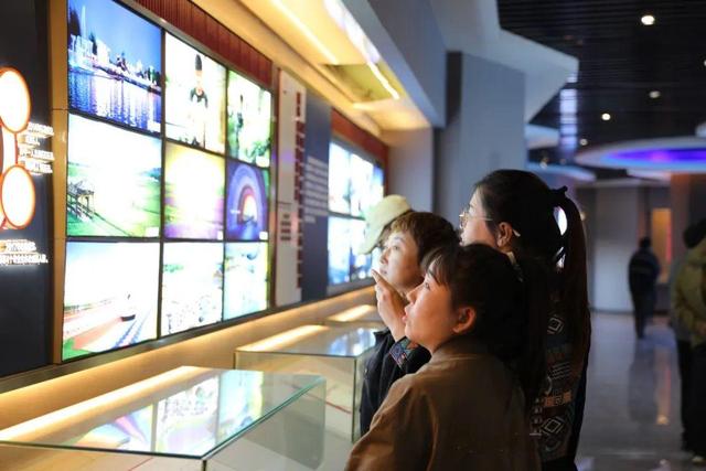 各族群众参观巴彦敖包“北斗主题展陈馆”。(资料图)