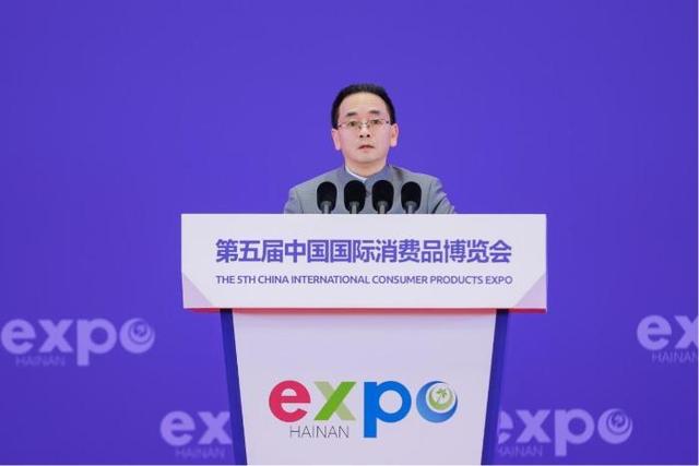 图为茅台集团党委书记、董事长张德芹在交流活动上致辞。