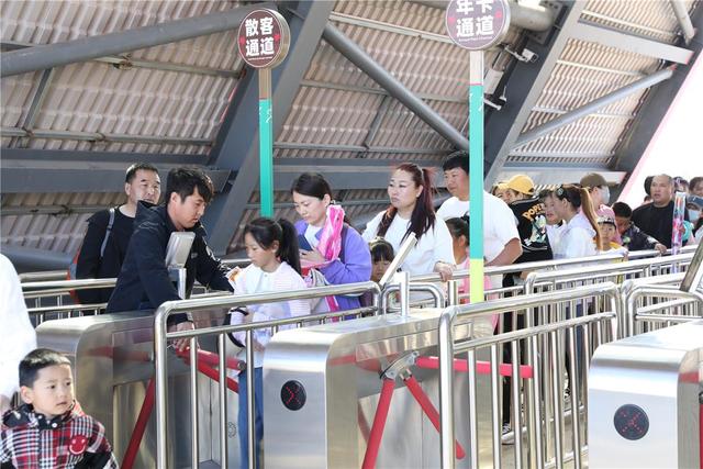 游客在五角枫生态旅游景区排队检票。(资料图)