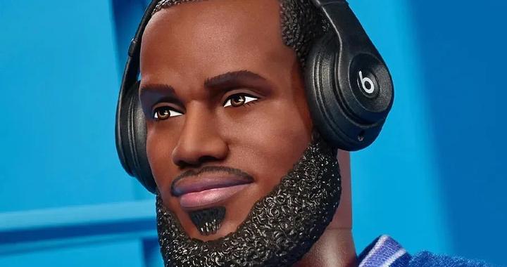 詹姆斯版芭比娃娃，眉清目秀！