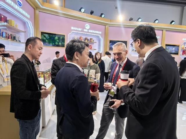图为国际友商体验茅台产品。唐一摄