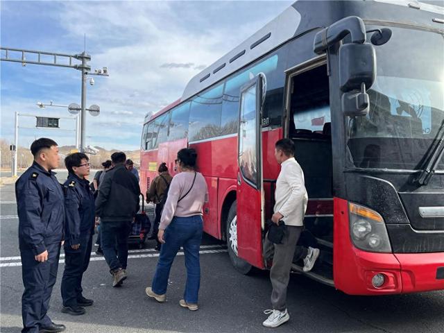 旅客们乘坐国际大巴入境。(资料图)