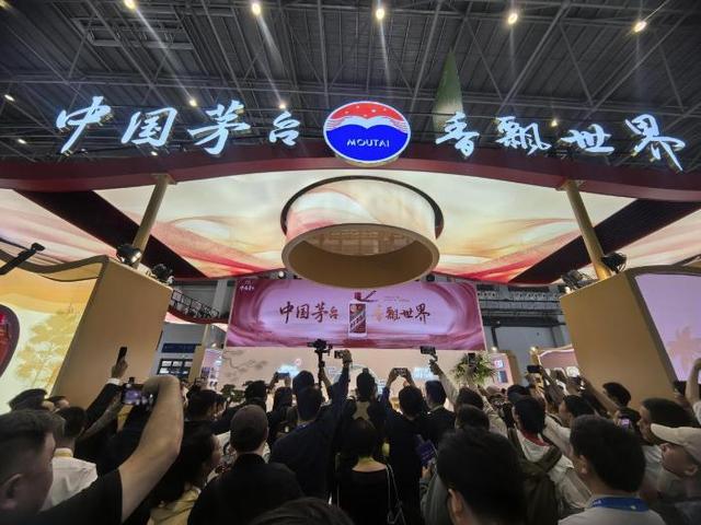 图为2025消博会茅台馆火爆现场。唐一摄
