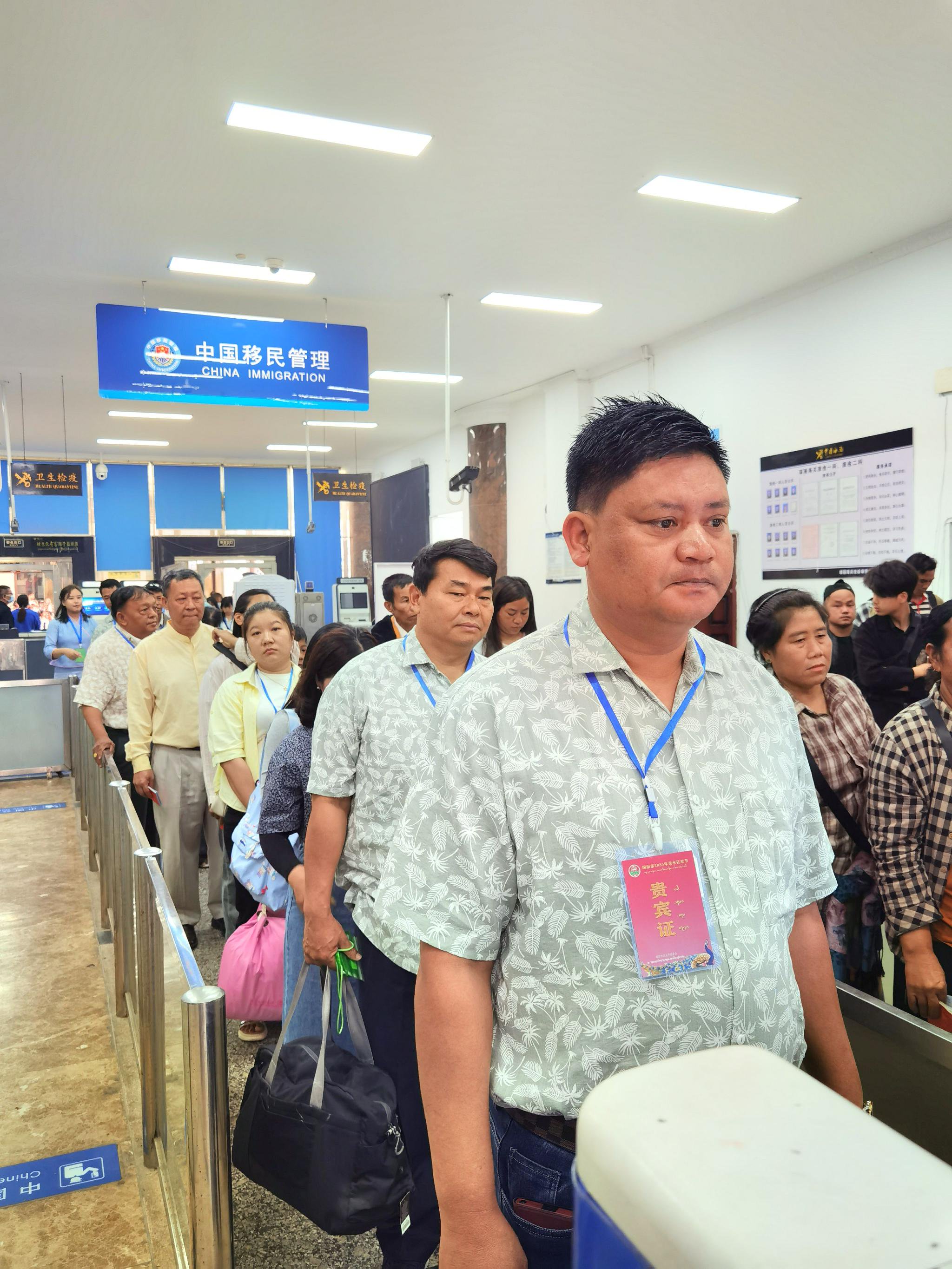 瑞麗邊檢站執勤三隊將代表團及外賓平均通關時間壓縮至2分鐘以內。圖源:瑞麗邊檢