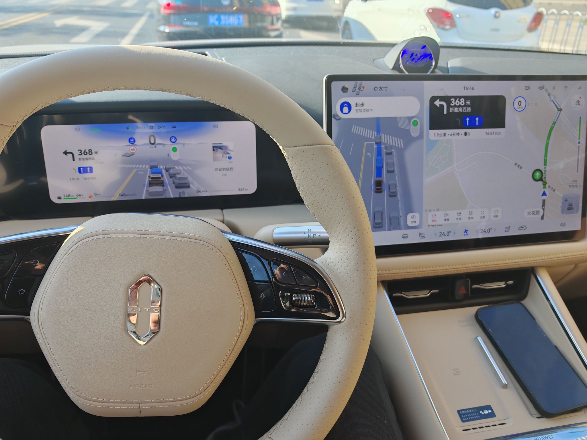 试驾问界M5 Ultra，挺好开，就是对我的身高来说，确实空间有点局促