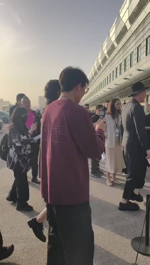 小鹏 X9 车主向左也来到今晚的上市现场了，刚刚还在车内用麦克风唱歌