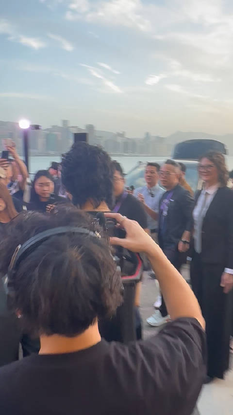 何小鹏在香港见到向佐就问他小鹏X9好不好开！