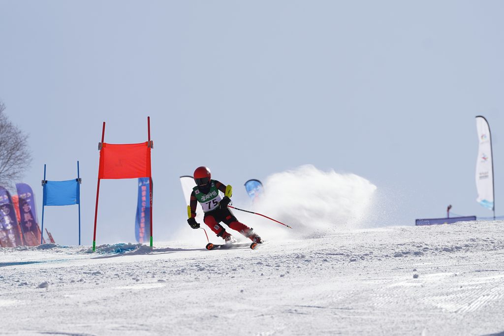 2月15日,參賽選手在第一屆京張青少年高山滑雪爭霸賽上。王科峰攝