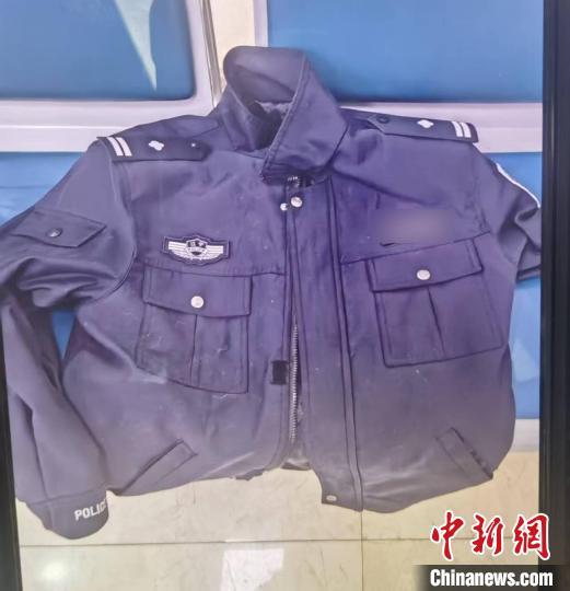 图为假警服。大连警方供图
