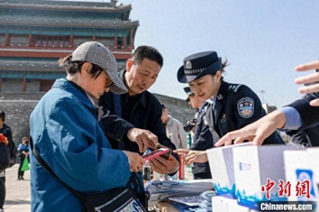 4月15日,“平安有我”全民国家安全教育日普法宣讲活动在北京东城永定门公园举行。林海 摄
