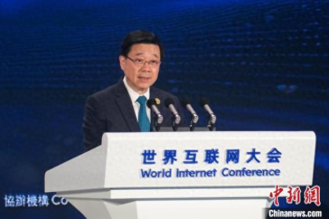 4月14日,2025年世界互联网大会亚太峰会在香港会议展览中心举行。图为香港特区行政长官李家超致辞。 中新社记者 陈永诺 摄