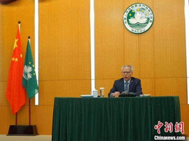 4月14日下午,澳门特区行政长官岑浩辉在特区立法会发表任内首份施政报告后回到政府总部出席新闻发布会。中新社记者 郑嘉伟 摄