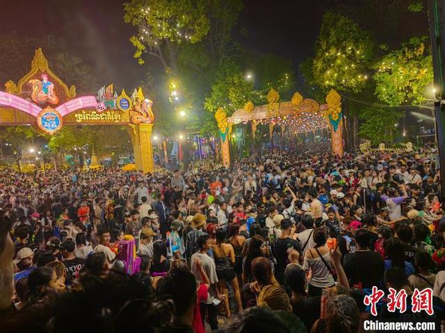 4月14日晚,柬埔寨首都金边市塔仔山公园人潮汹涌。中新社记者 杨强 摄