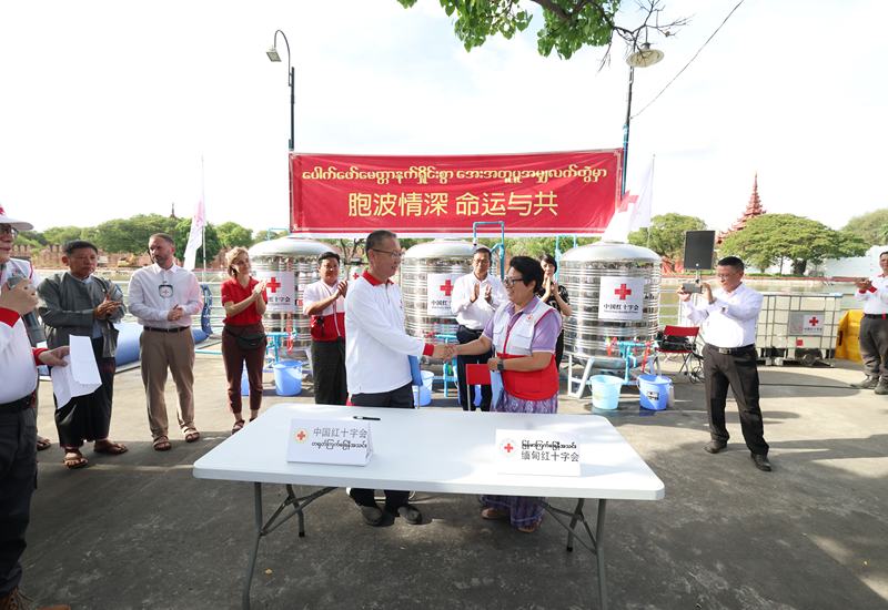 4月12日,缅甸曼德勒,现场举行中国红十字国际救援队向缅甸红十字会移交救援设备、救援物资的仪式。新京报记者 陶冉 摄