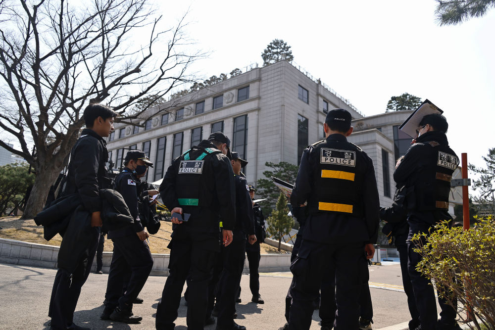 4月3日,在南韓首爾,警察在南韓憲法法院執勤。新華社發(全休相攝)