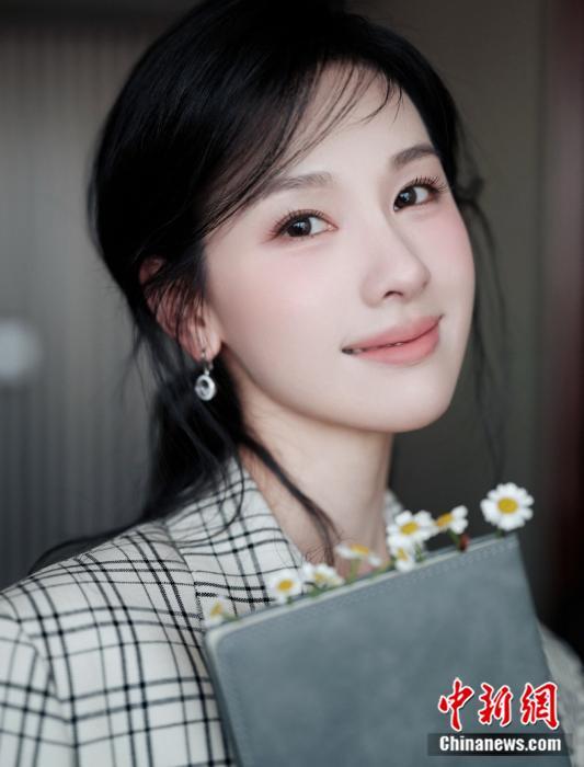 陈都灵和她的“洋甘菊”。受访者供图