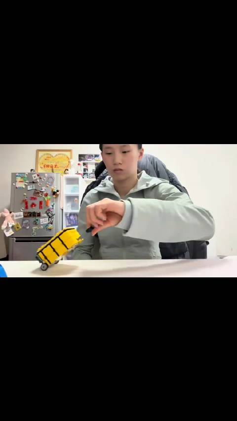 陈芋汐更了一组动态合照，昌雅妮、卢为、掌敏洁等人出镜，美又可爱