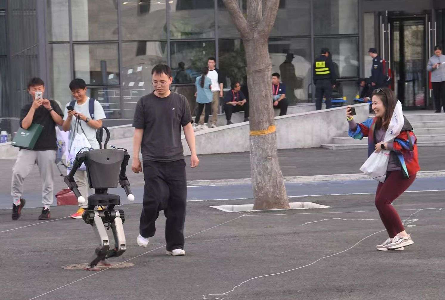 4月17日下午,在人形機器人「跑者」駐地,一款機器人在訓練場內依照劃定路線進行訓練。新京報記者 李木易 攝