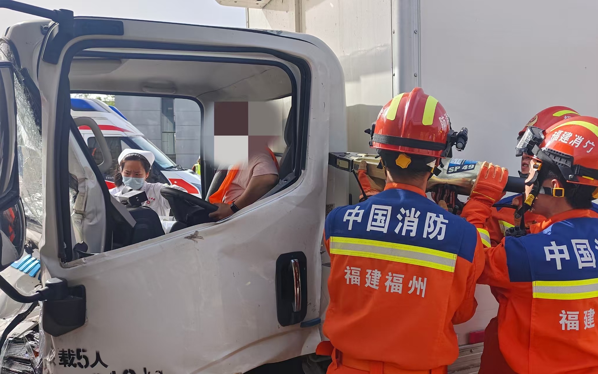 司機被卡在駕駛位。 圖源:福州市消防救援支隊