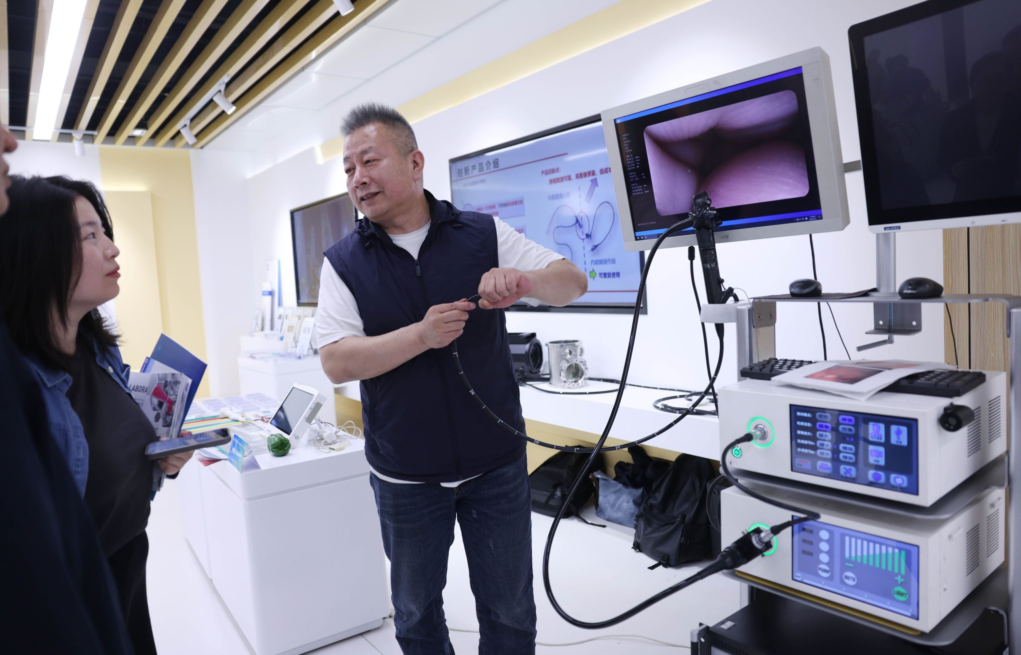 順義空港專家委員會智庫專家魏武群介紹精密加工共性技術平台。新京報記者 李木易 攝