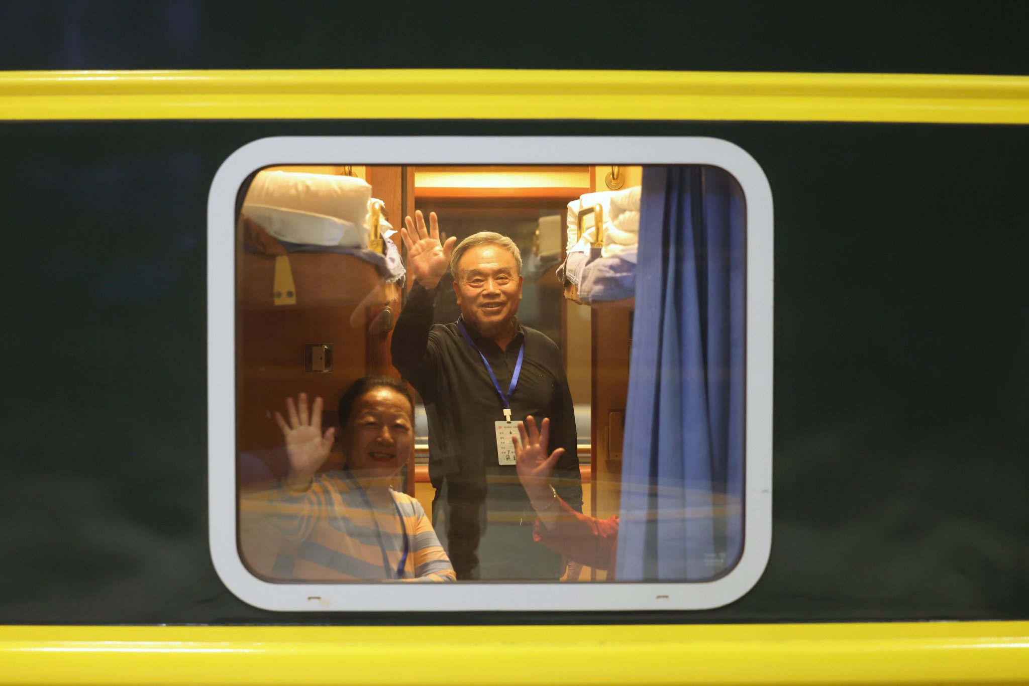 為了方便老年遊客出行,列車進行了適老化改造,對臥鋪進行了加寬,並在上鋪處加裝扶手。新京報記者 王貴彬 攝