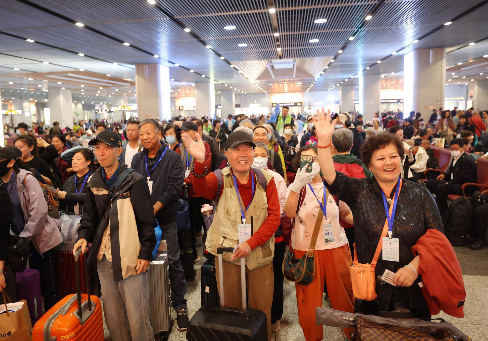 4月16日晚間,北京豐台站,乘坐旅遊專列的旅客即將登車。新京報記者 王貴彬 攝