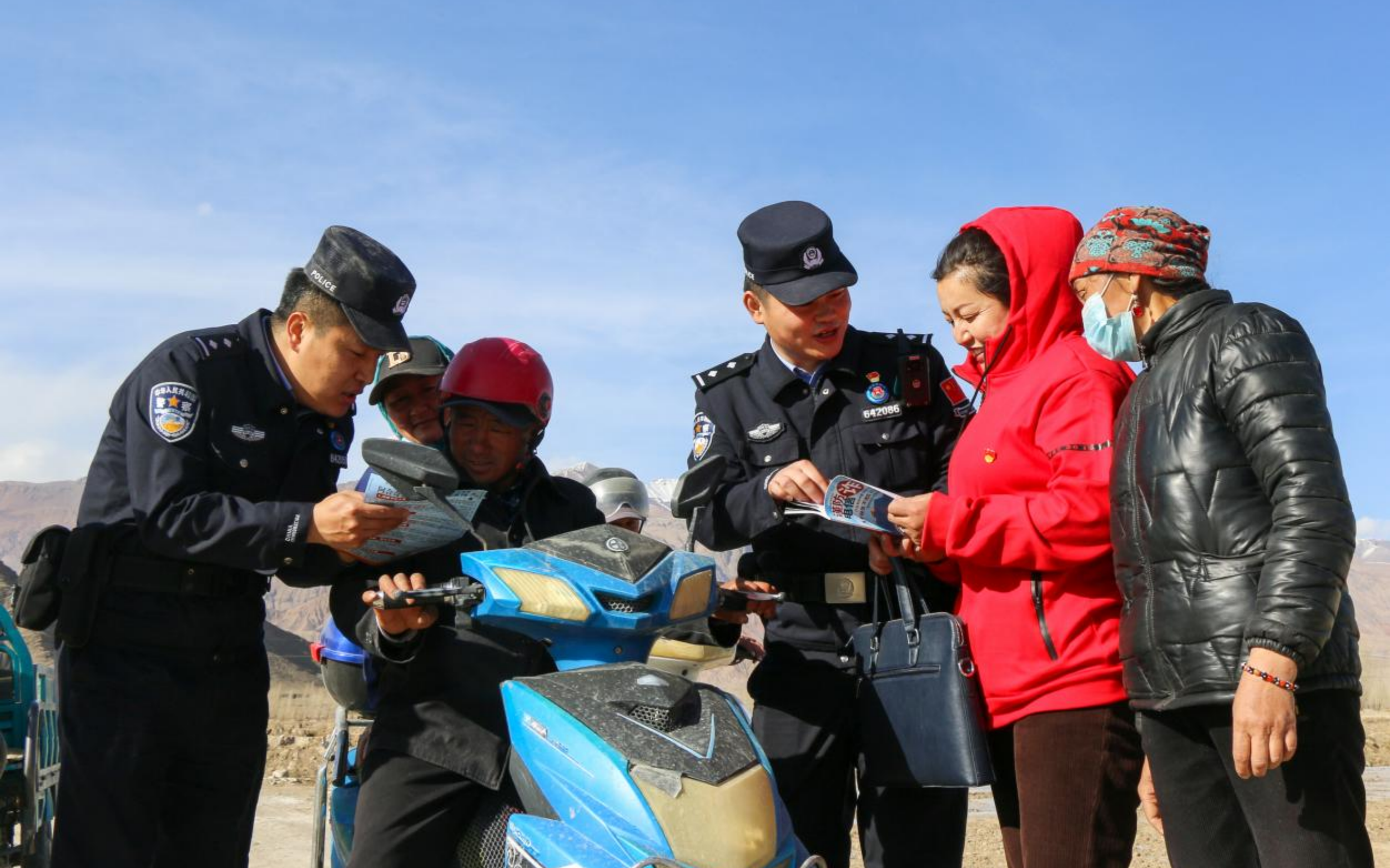 勞作間隙民警向群眾開展普法宣傳。克州邊境管理支隊 劉鵬 攝