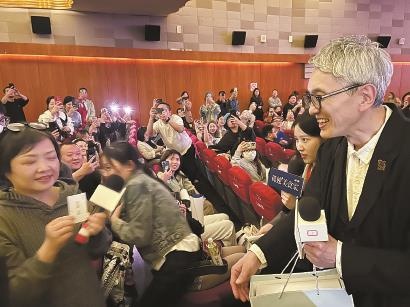 跨越13年的“美食之约” “五叔”现身沪上影院