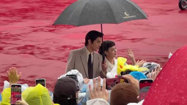 一起雨中走红毯，复刻《罗马假日》经典造型！