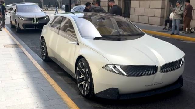 宝马新世代概念车，路人在上海外滩街拍视频，喜欢不？