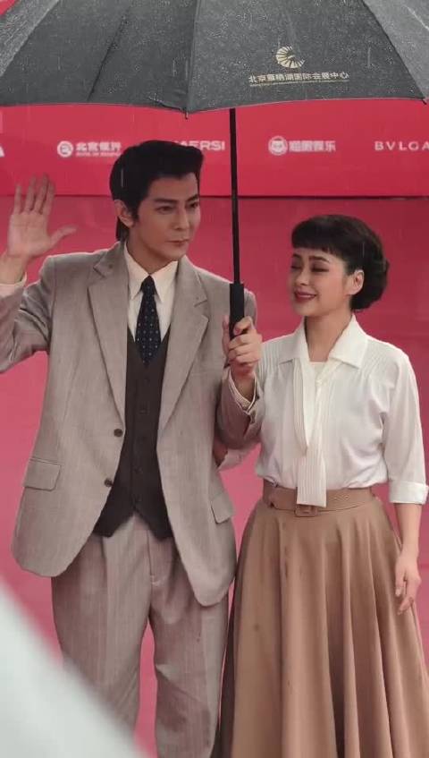 “阿娇”钟欣潼、汪东城亮相第15届开幕式红毯，致敬《罗马假日》！