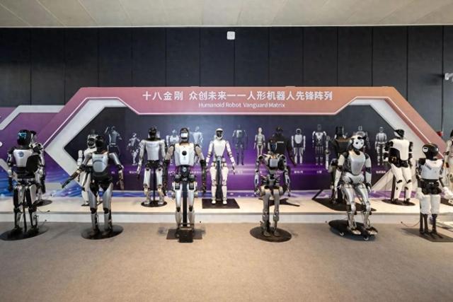 2024世界人工智能大会展出的“十八金刚 众创未来——人形机器人先锋阵列”。王翔 摄
