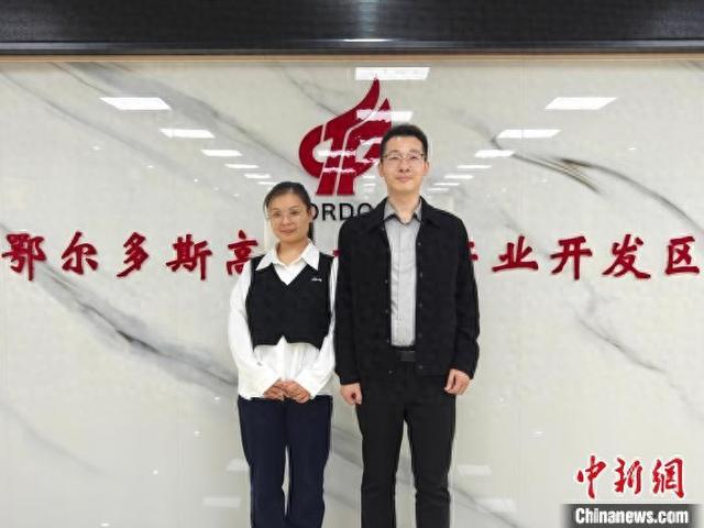 图为杜芳瑜(右一)和方怡(左一)在工作单位留影。杜芳瑜供图
