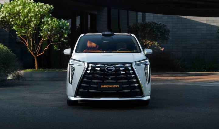 华为智驾+鸿蒙座舱！广汽传祺向往 M8 乾崑亮相