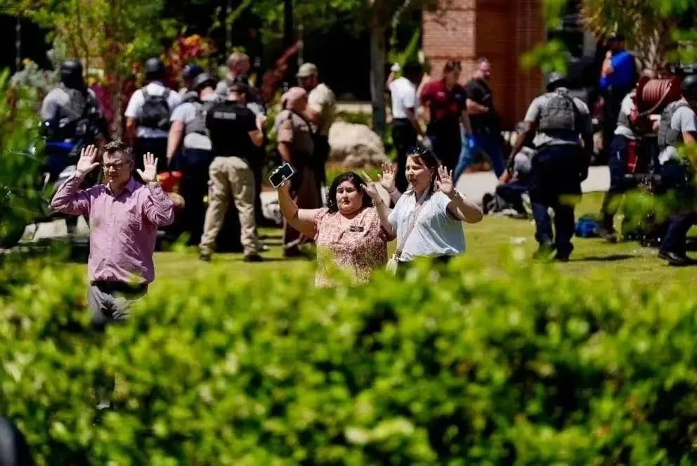 美国佛罗里达州立大学枪击案现场/图源央视新闻