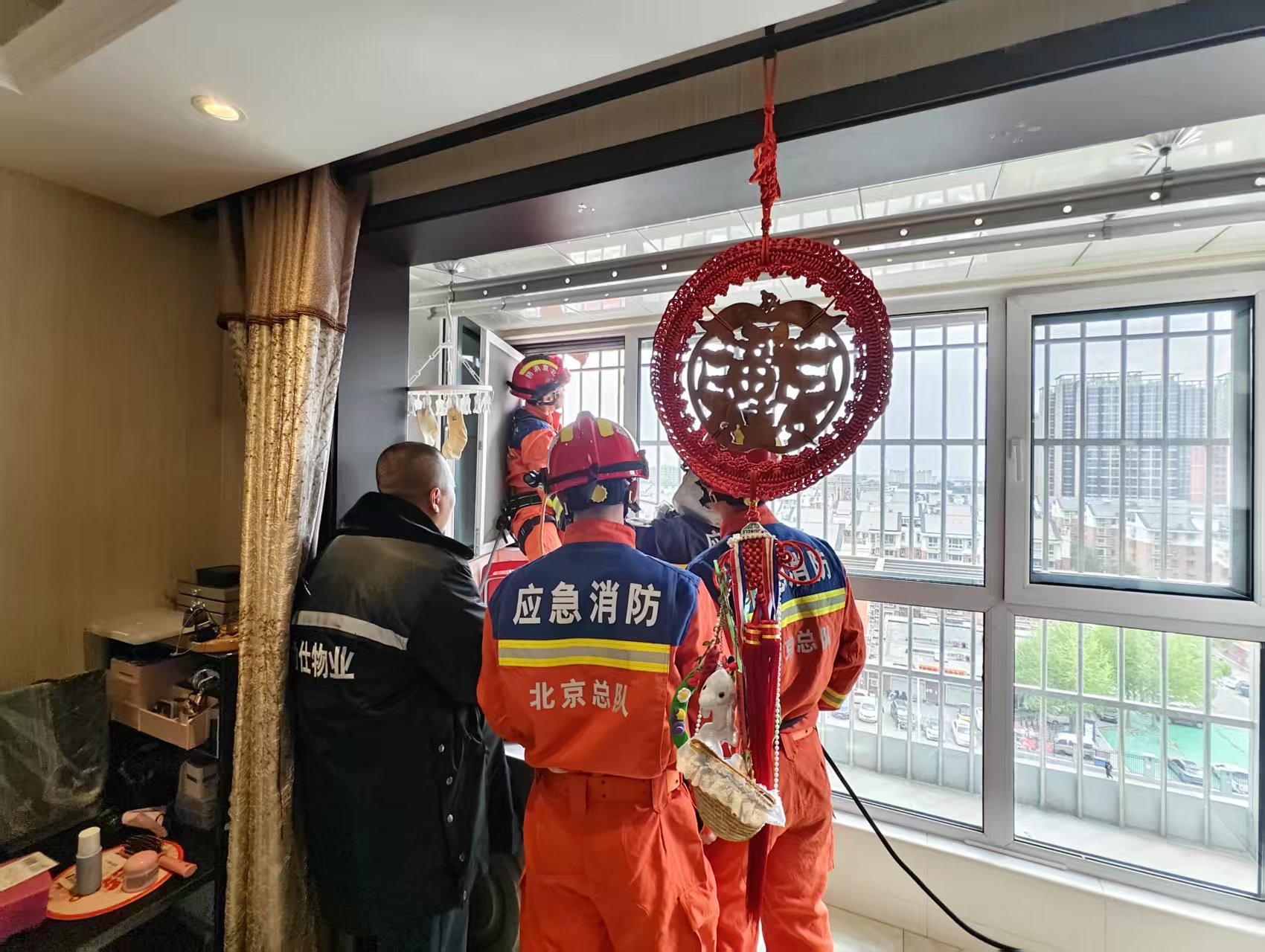 消防救援人員拆除鬆動的防盜窗鐵皮。圖源:通州區消防救援支隊