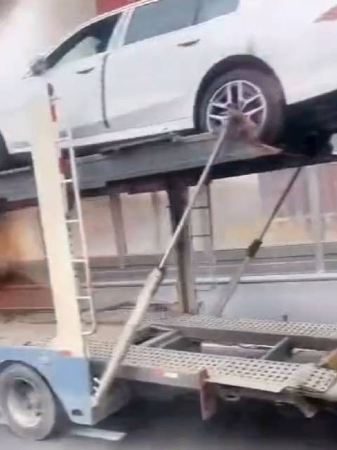 宝马这电车，烧了一拖车……谁烧的谁，看出来了吧？保险有的赔了！