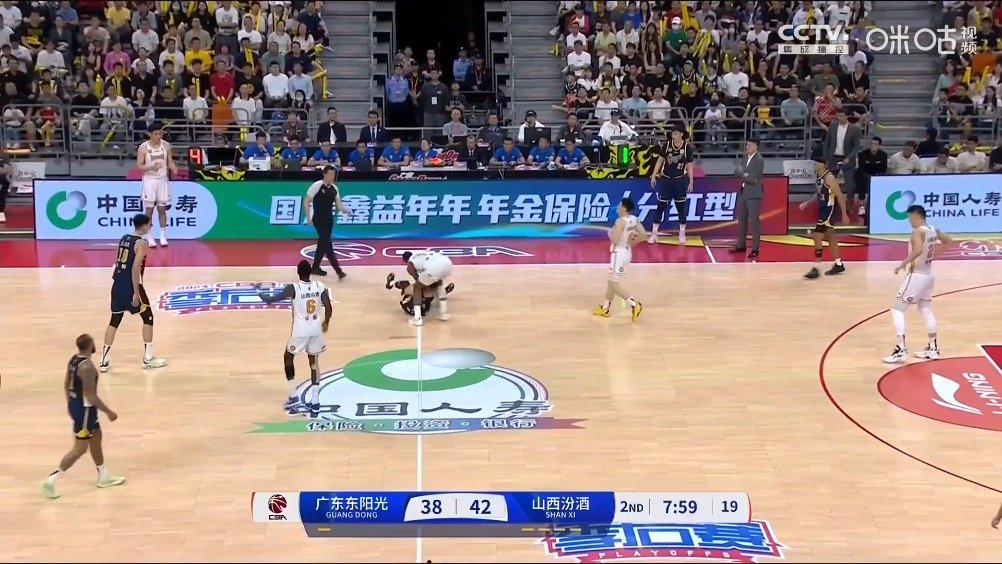 冷静！胡明轩掉球迪亚洛下地抢球，两人在裁判响哨后依旧争夺球权…