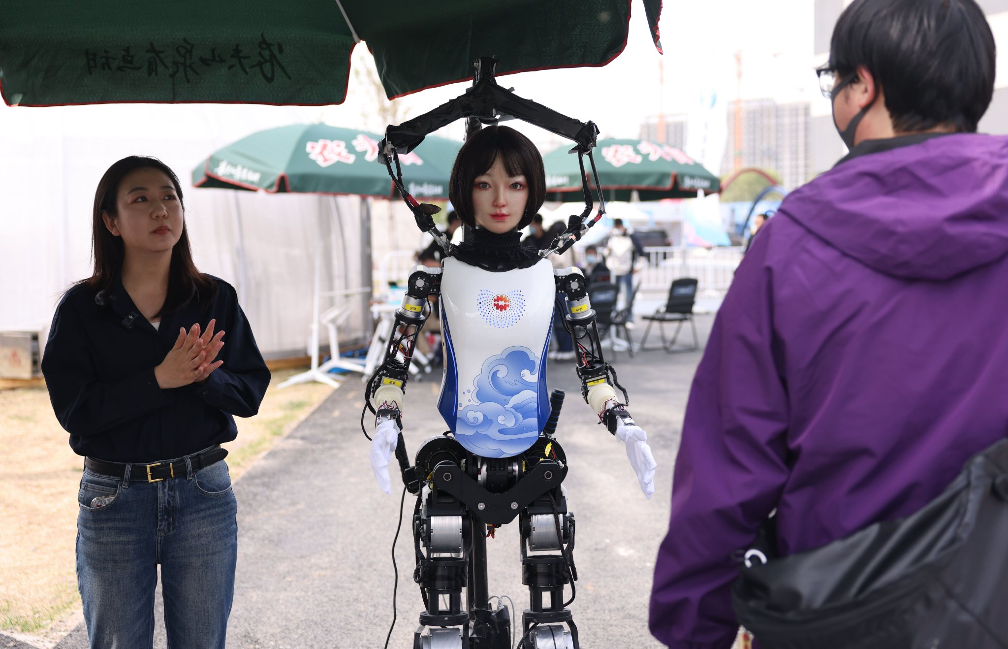 鋼寶隊工作人員在介紹美女機器人「幻幻」。新京報記者 李木易 攝