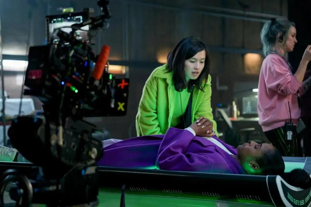 王昊鹭正在和Issa Rae说戏。