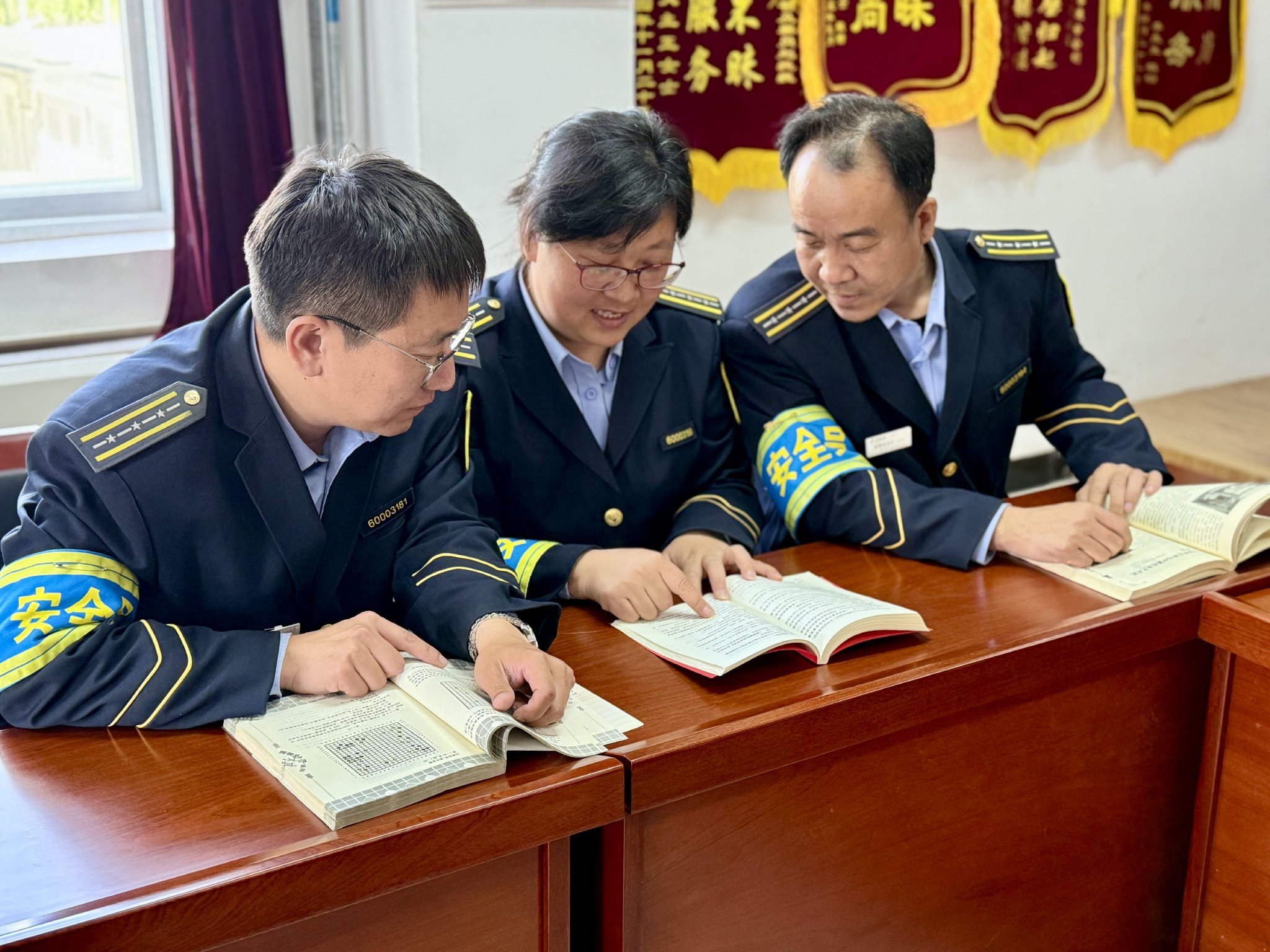 北京公交集團客六分公司第三車隊職工在讀書分享交流會上討論。受訪者供圖