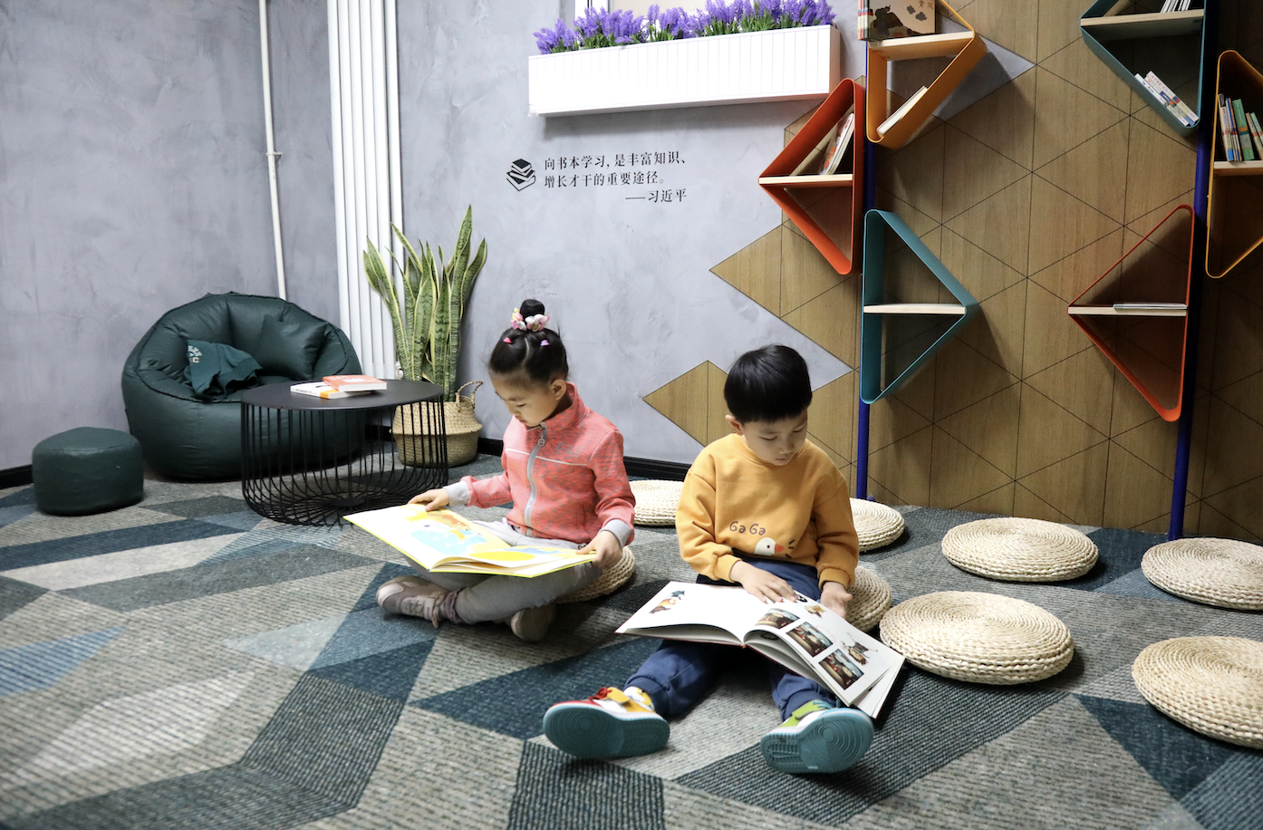 孩子們在「24+N」青少年公益閱讀活動綜合育人場館內閱讀繪本。受訪者供圖