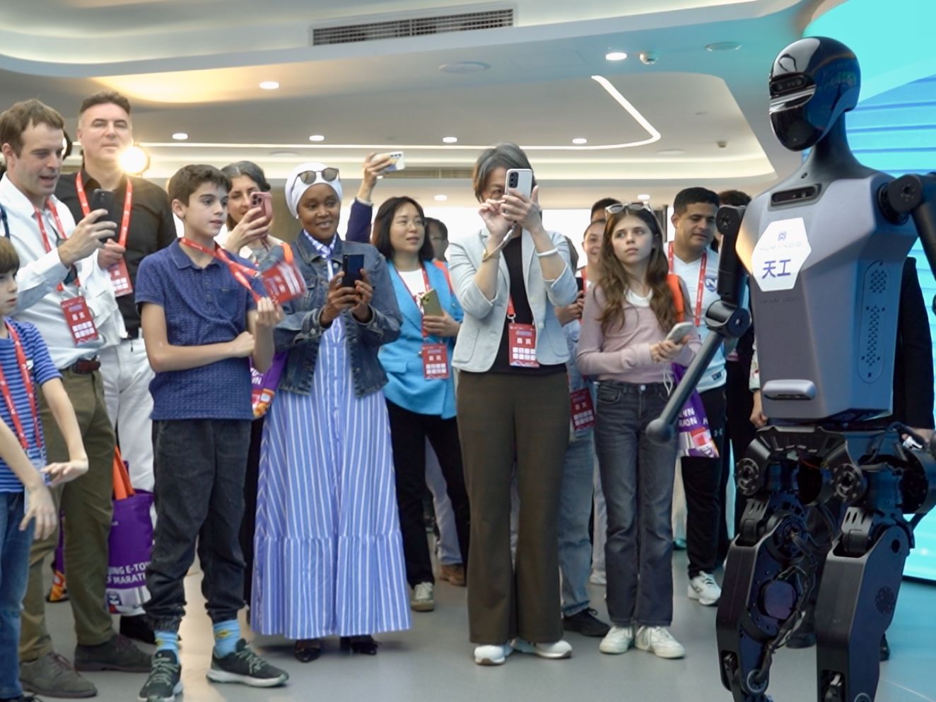 4月19日,近30個國家的80多名駐華使節及外交官與天工機器人互動。新京報記者 王巍 攝