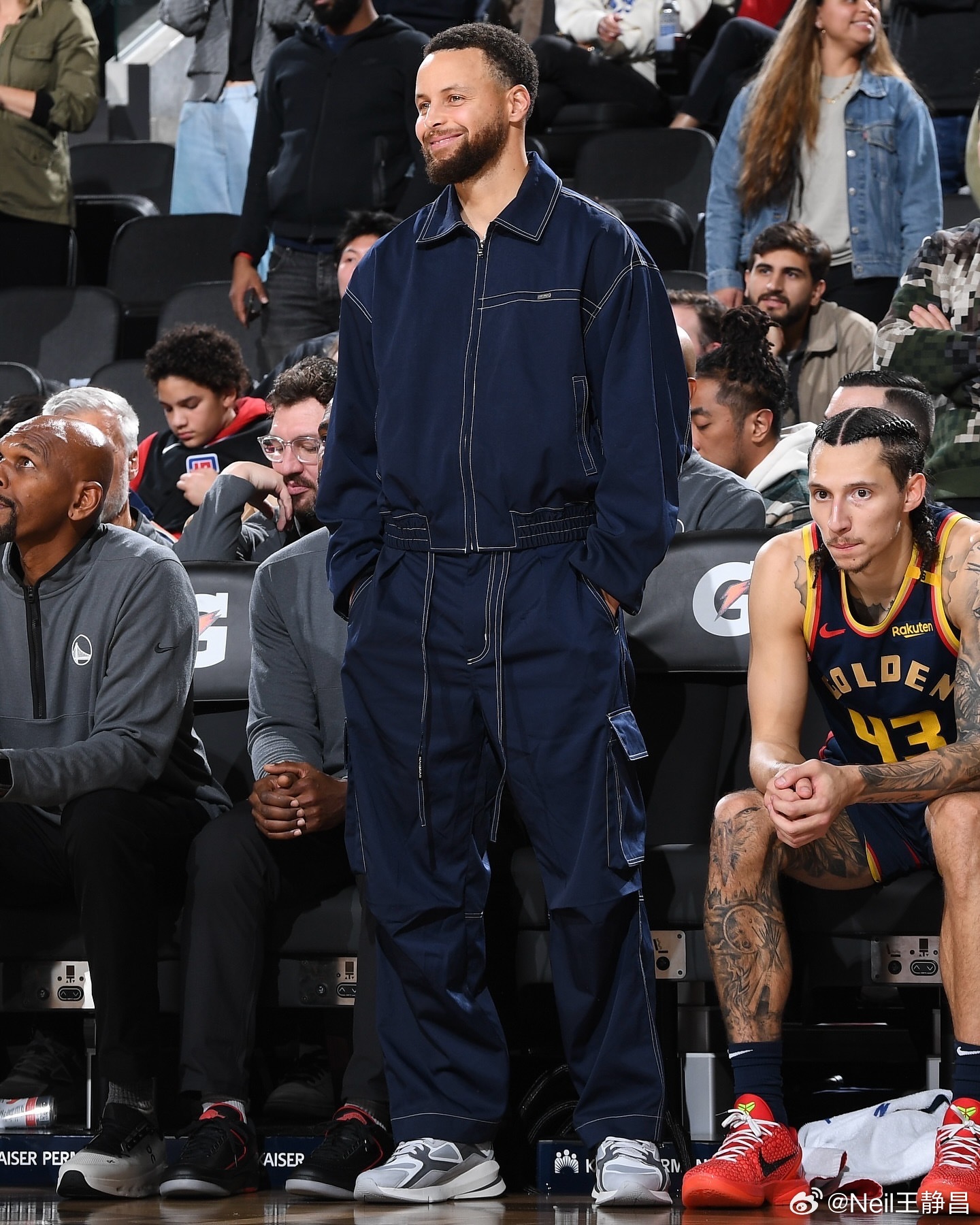 库里本赛季的场下穿搭，以轻松休闲风格为主，不乏时髦单品，有一定的时尚度…