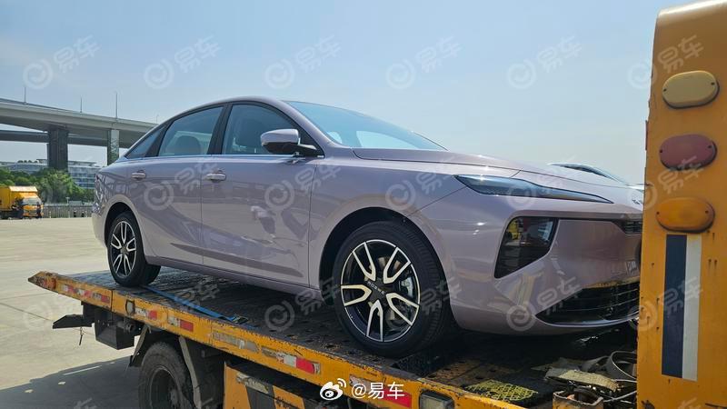 2025上海车展探馆：荣威D6