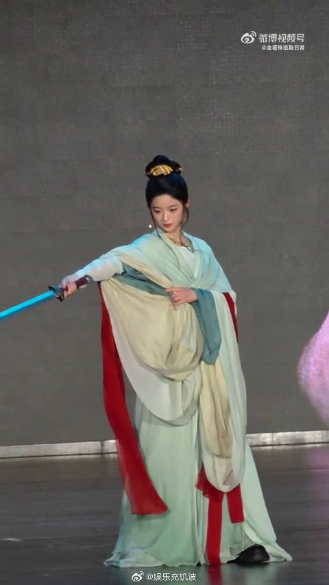 救命！黄杨钿甜抱拳的样子，坚毅又霸气，瞬间梦回楚乔传，这波回忆杀我哭死！