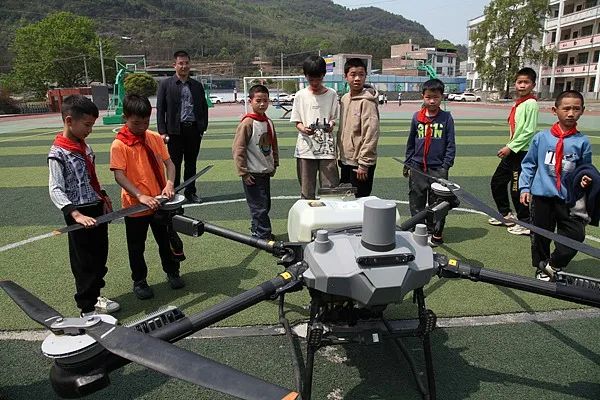 2025年4月3日,广西来宾,忻城县欧洞乡小学,小朋友近距离接触无人机。 视觉中国