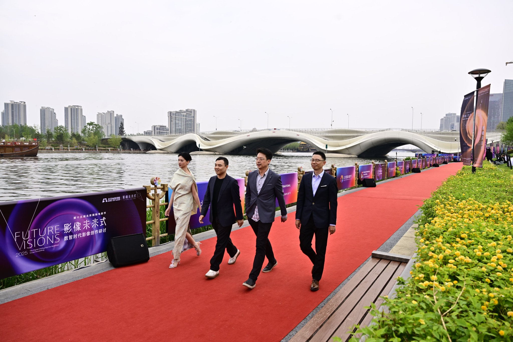 北京國際電影節首次舉行「水上紅毯」活動,嘉賓在通州大光樓碼頭走上沿岸鋪設的紅毯。唐建 攝