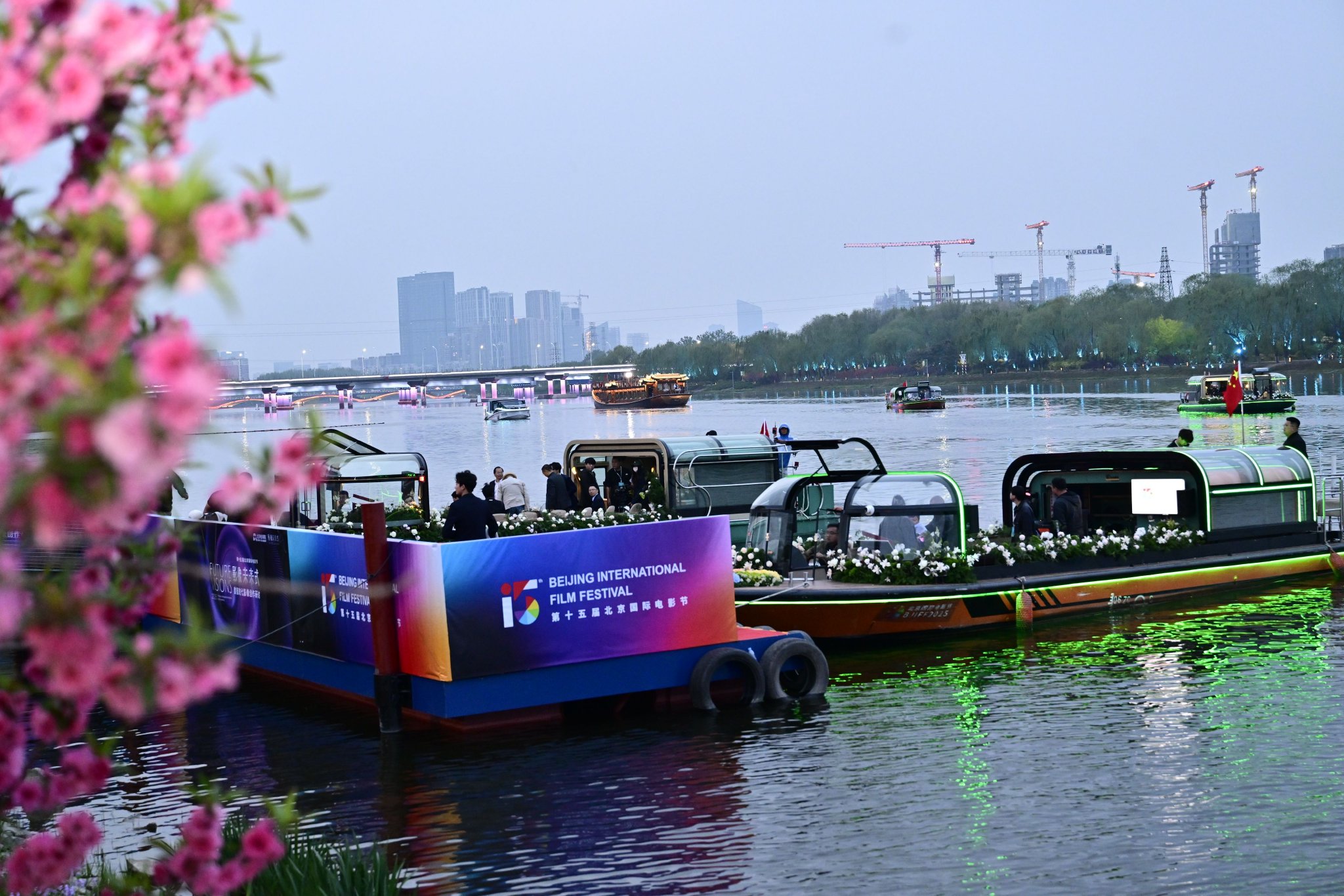 嘉賓乘船抵達北京藝術中心濱河空間。唐建 攝